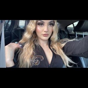 Meet your Posher, Eliona